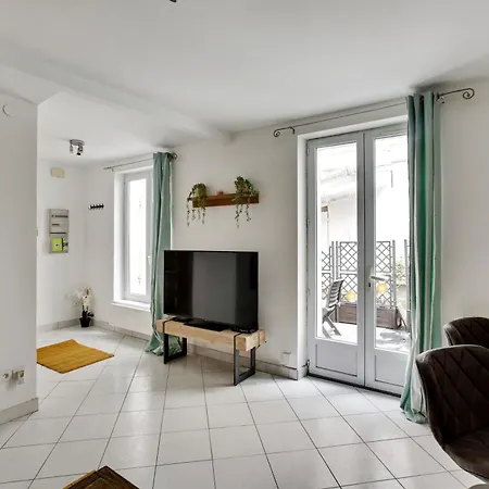 Apartment Chic With Terrace In