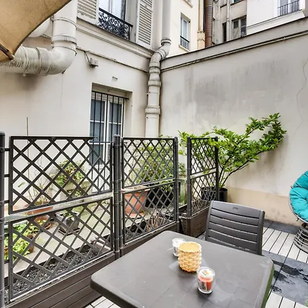 Chic With Terrace In アパート